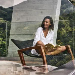 mulher sentada na varanda