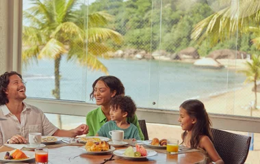 familia na mesa fazendo uma refeição