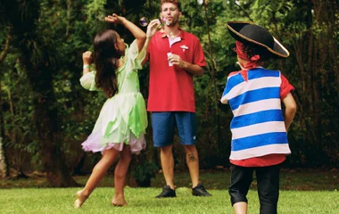 niños disfrazados jugando con un monitor