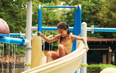 Niño jugando en el tobogán.