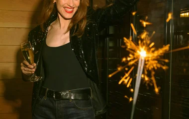 Mulher celebrando em noite festiva no Club Med.