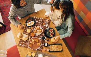 Família tomando café da manhã em uma mesa no Club Med