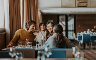 pais e seus dois filhos felizes em mesa de restaurante