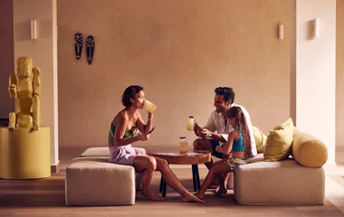 família sentada em hall de hotel