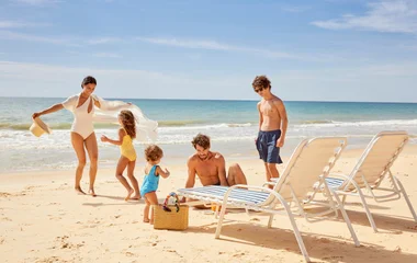 Família se divertindo na praia.