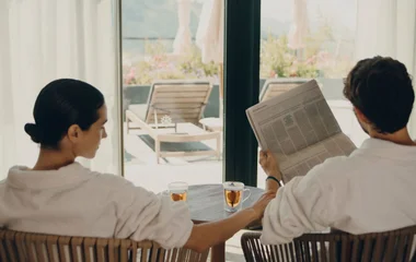 Casal no spa do resort lendo.