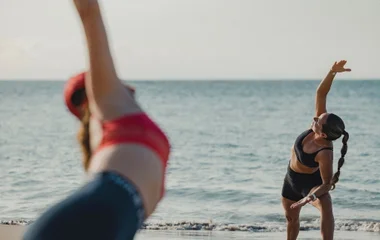 Duas mulheres fazendo yoga