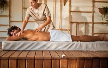 Hombre recibiendo un masaje en el spa de Club Med.