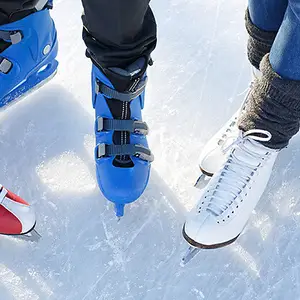 Pessoas usando patins para neve.