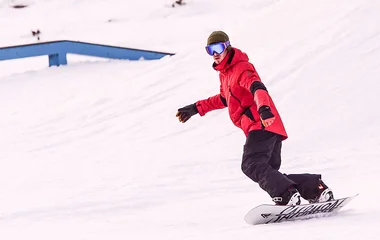 Homem praticando snowboard.