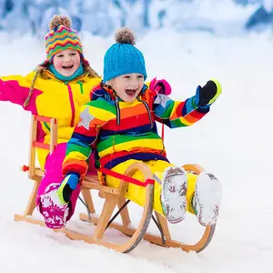 Duas crianças em trenó de neve.