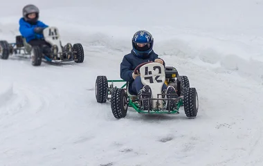 Duas pessoas praticando kart no gelo.