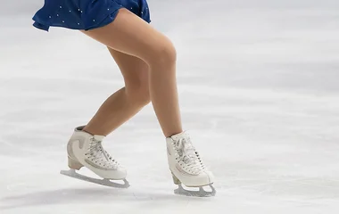 Mulher praticando patinação.