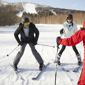 Duas pessoas em aula de esqui do Club Med.