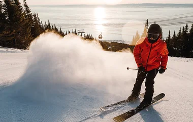 Homem esquiando nos alpes.
