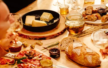 Pessoas comendo no restaurante.