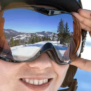 Pessoa colocando óculos de esqui.