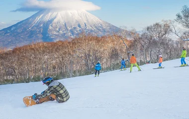 Pessoas praticando esportes de neve.
