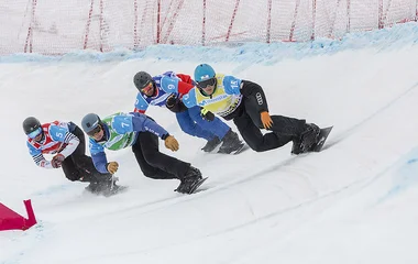 Grupo praticando snowboard.