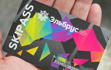 Ski Pass na mão de uma pessoa.