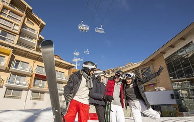Grupo de amigos em frente a estação de esqui.