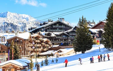 Vista aérea da estaciones de Courchevel de dia