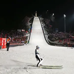 Prova de salto de esqui profissional.