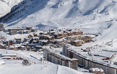 Imagem aérea de estação de esqui em Tignes