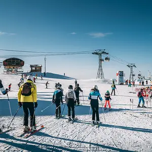 Esquiadores bajando por una pista de nieve.