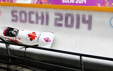 Carro de bobsled em prova.