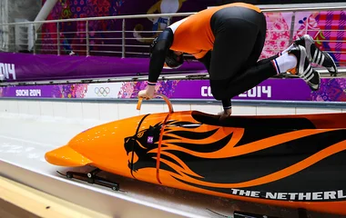 Homem entrando no carro de bobsled.