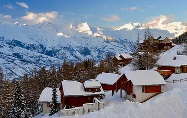 vista aérea de resort nos Alpes