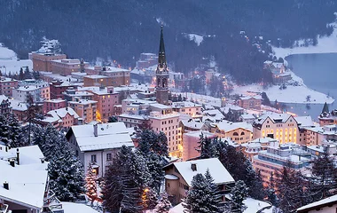 vista aérea de vilarejo enquanto neve