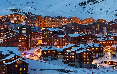 vista panoramica de vilarejo aos pés de montanha com neve