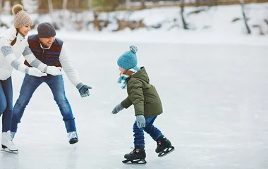 Família patinando no gelo.