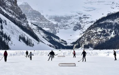 Pessoas jogando hoquei no gelo.