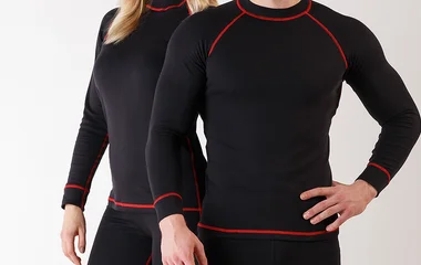 Casal do pescoço para baixo, usando roupas térmicas pretas.