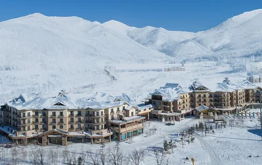 vista aérea de resort na neve próximo a pista de esqui