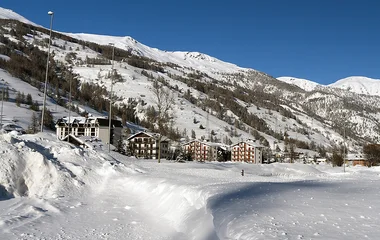 vista panoramica de pista de esqui próximo a resort na neve