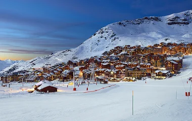 vista aérea de resort na neve próximo a pista de esqui