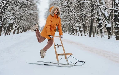 Mulher em scooter de neve.