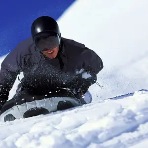 Homem praticando esporte de neve.