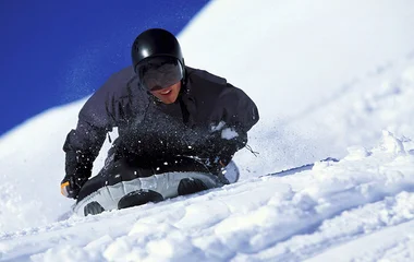 Homem praticando airboard.