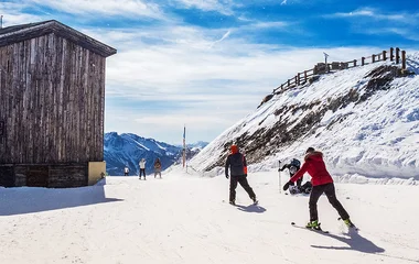 Duas pessoas esquiando em Serre Chevalier.