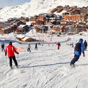 Estação de esqui repleta de turistas.
