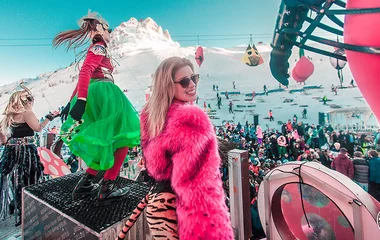 Personas celebrando y divirtiéndose en una montaña de los Alpes.