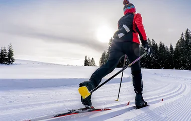 Mulher praticando esqui cross country.