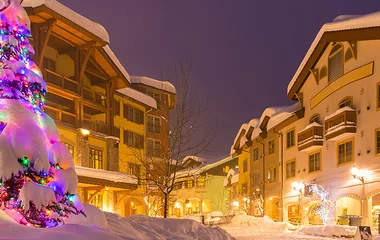 Cidade com neve e decoração de natal.
