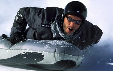 Homem praticando airboard.