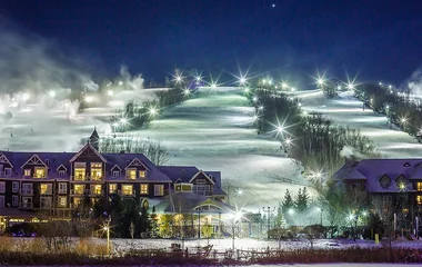 vilarejo aos pés de montanha próxima a pista de esqui